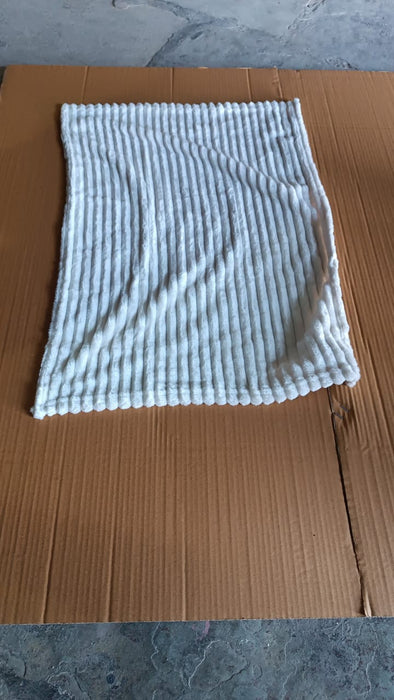 Pet Soft Cat Dog Blanket / Towel Soft Warm (70×50 Cm / 1 Pc / Mix Color & Design) by Your Brand